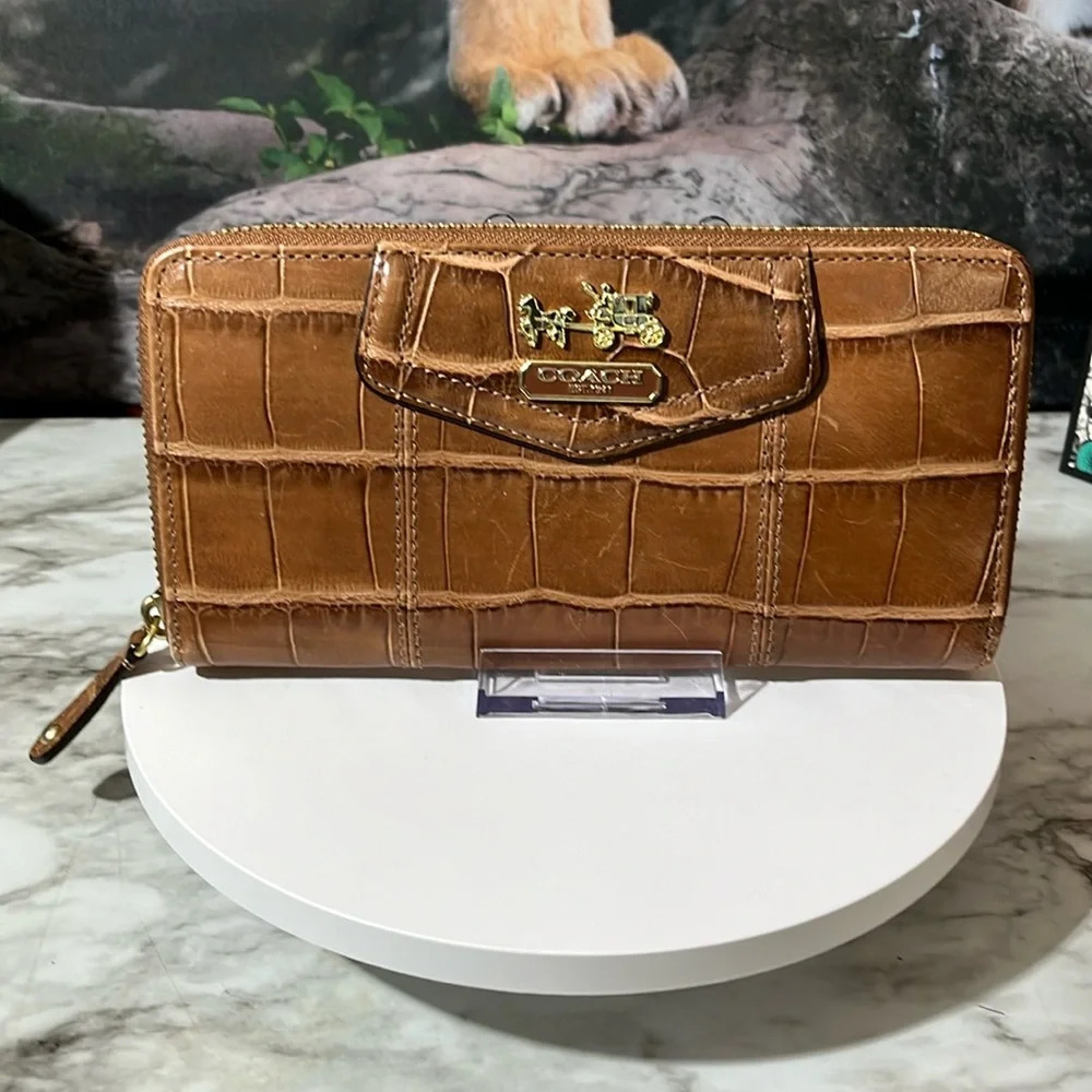 COACH CAYMAN EMBOSSED TAN LEATHER ZIPPY WALLET IN EUC